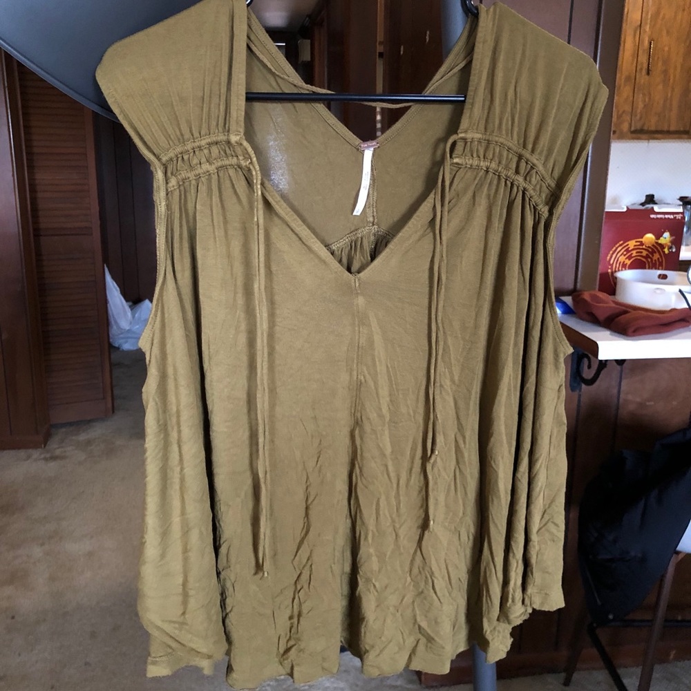 🌿Flowy army green Free People top🌿